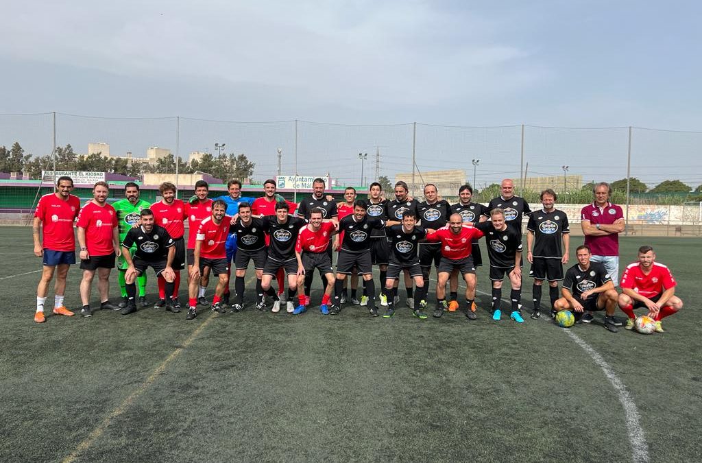 El equipo de fútbol ICAMALAGA juega un partido amistoso con el Colegio de Abogados de A Coruña