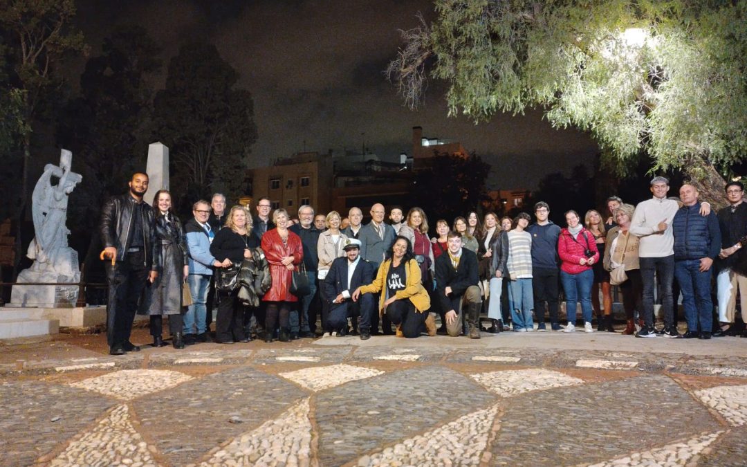 40 colegiados descubren los secretos del cementerio inglés en una visita nocturna teatralizada